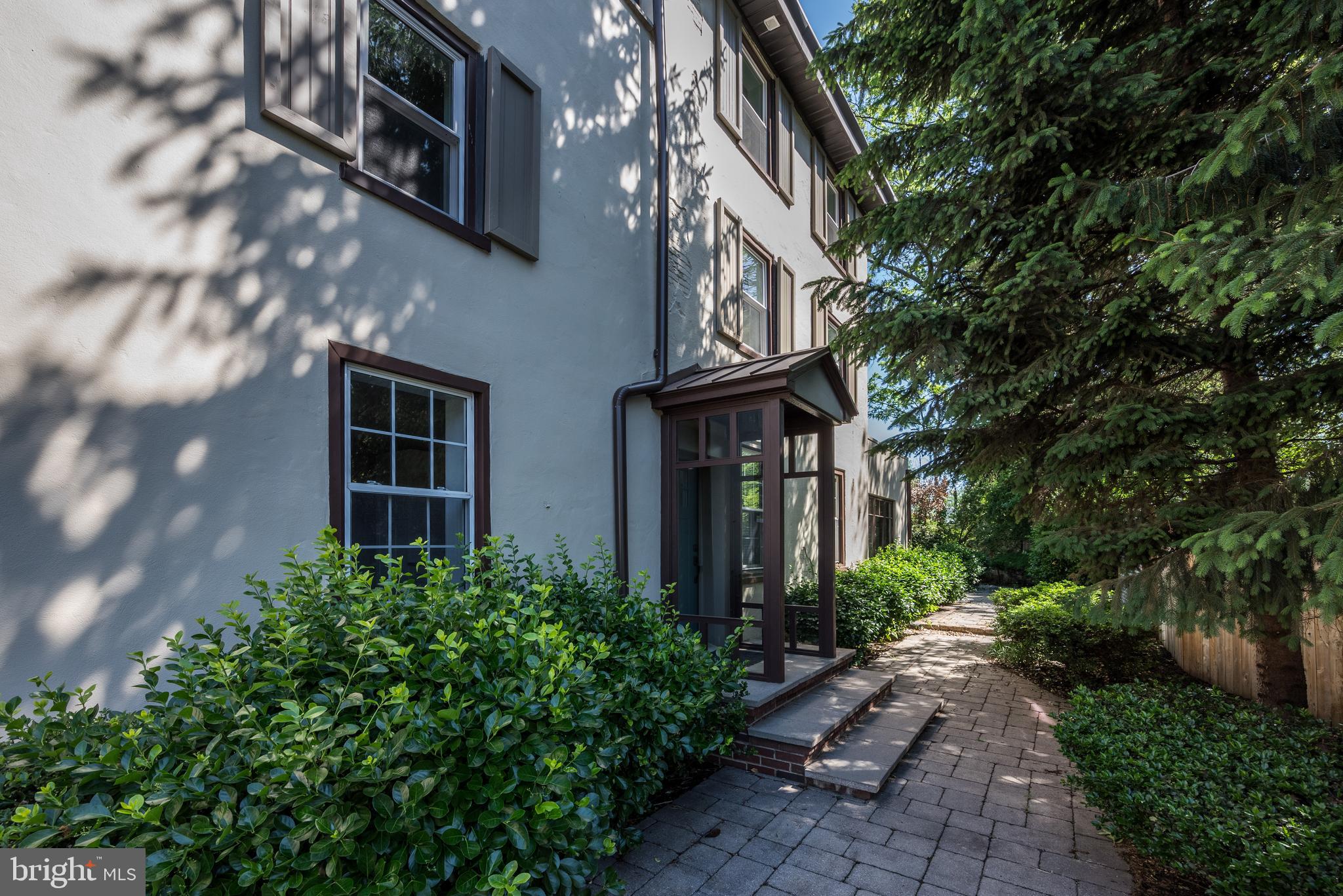 206 CARRIAGE HOUSE LANE