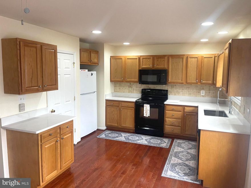 Nice 3 level 4 rooms 3 1/2 baths for rent 
Move in December 7 
Call agent Freddy Gomez for more details