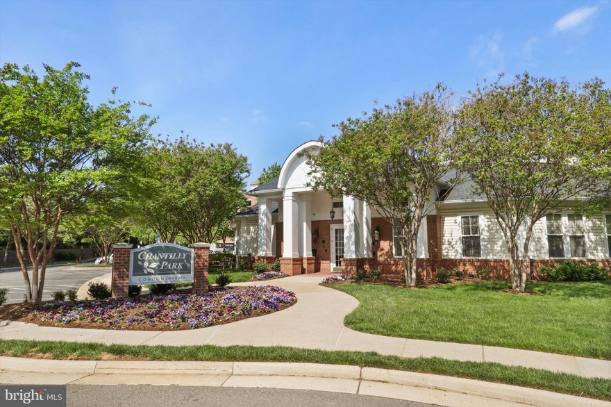 Courtyard-facing 1 BR/1 BA Unit w/ Gas Fireplace; Ceramic Tile in Foyer, Kitchen and Bath. Large Kitchen w/ Maple Cabinets, Soaking Tub in Spacious BA, Walk-in Closet in BR. Community Features Incl Covered, Gated Garage Space . 24HR Fitness Ctr, Pool w/ Sun Terrace. Walk to Shops/Restaurant. Convenient to Rtes. 50, 28, & 267