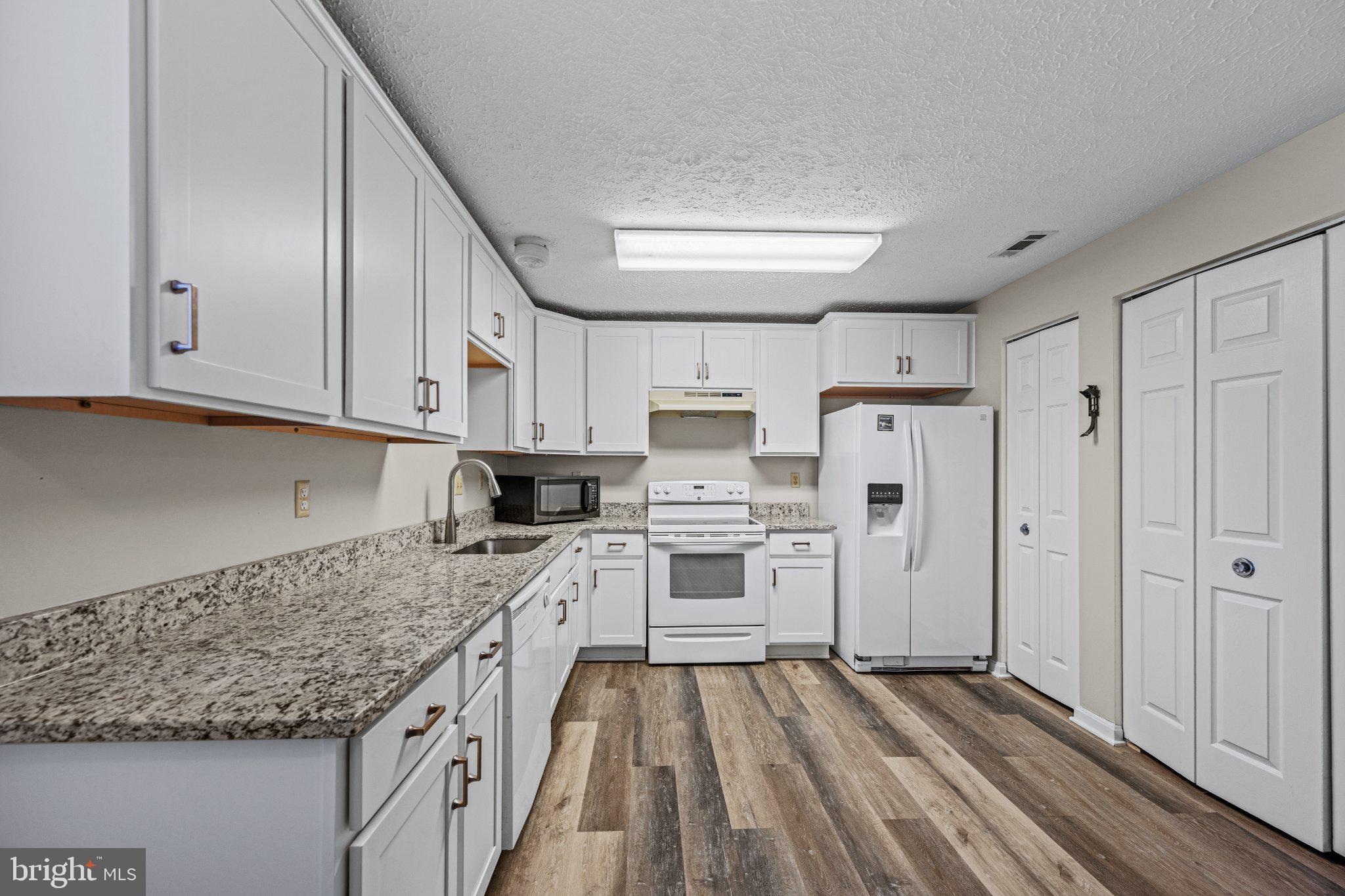 THE HUNTSMAN CONDOMINIUM - Residential