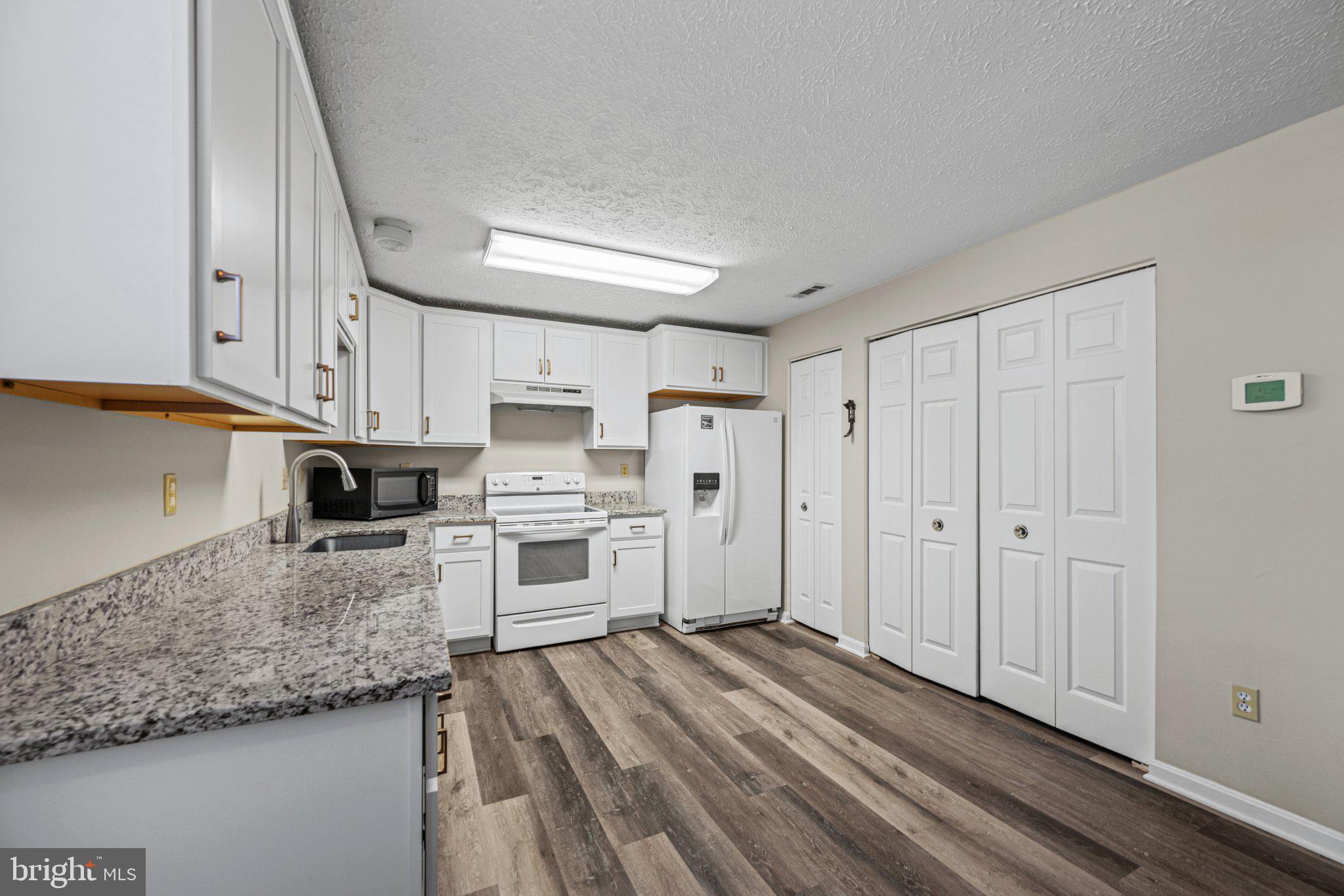 THE HUNTSMAN CONDOMINIUM - Residential