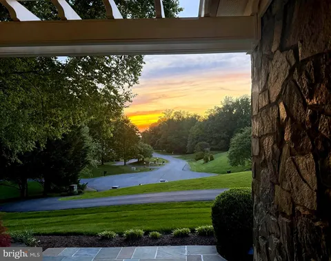 11300 Antrim Court, Great Falls, VA MLS: VAFX2233784