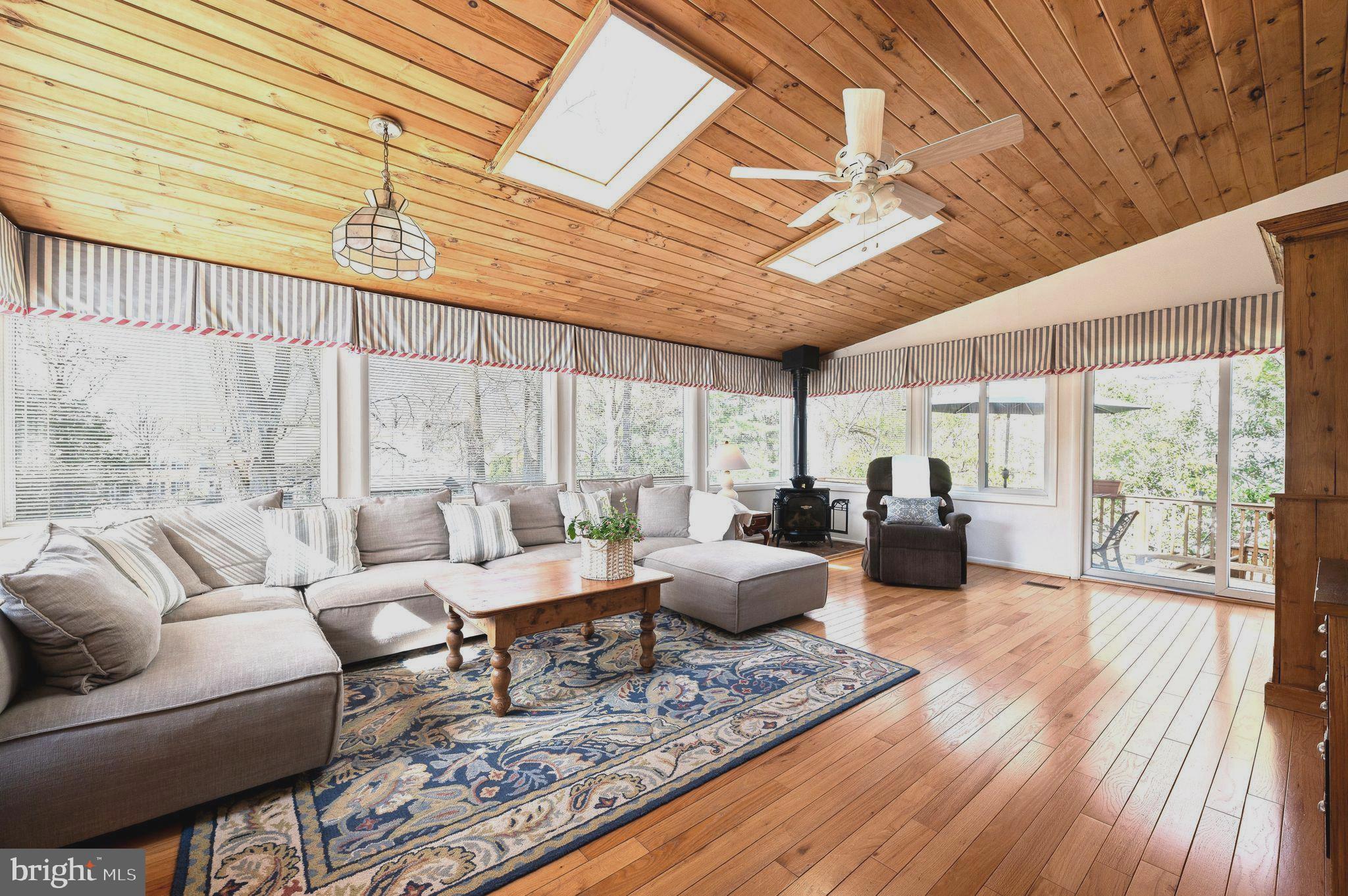 284 W VALLEY ROAD