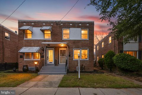 Photo of 518 Riggs Road NE, WASHINGTON, DC 20011 (MLS # DCDC2221646) Photo of 518 Riggs Road NE, WASHINGTON, DC 20011 (MLS # DCDC2221646)
