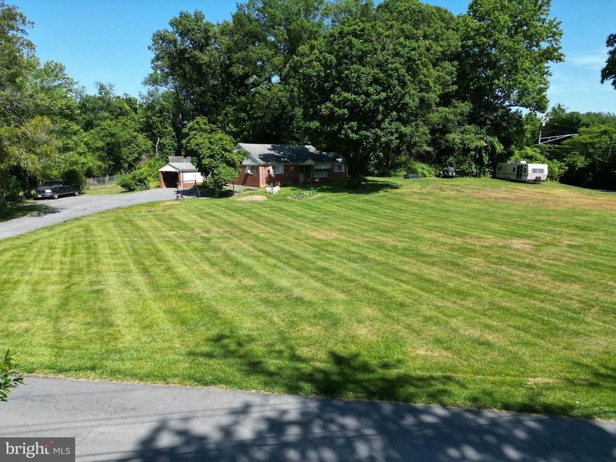 Dont miss this charming racher situated on over an acre of land. This private corner lot is in a great neighborhood where homes rarely go for sale so scheule your tour soon! 3 bedrooms and 1 bath is a perfect starter home or for someone look to make an investment. Some one is living in the home currently. One hour notice please!