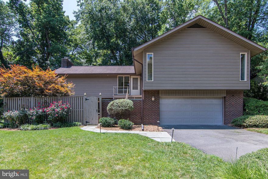 Beautiful 4 bedroom, 3 full bath contemporary home on picturesque street in Mount Vernon!  This lovingly maintained home is turn key with newly refinished hardwood floors on upper level, new plush carpeting on lower level and fresh paint everywhere!  Bright and airy from the multitude of large windows, this house feels like you are in a tree house.  Home sits on a gorgeous and meticulously landscaped corner lot.  Large deck off kitchen great for entertaining.  Enclosed patio area out front, 2 fireplaces and a 2 car garage, all adding to the wonderful attributes of the house.  Walking distance to Mount Vernon HS.  Ideal location!