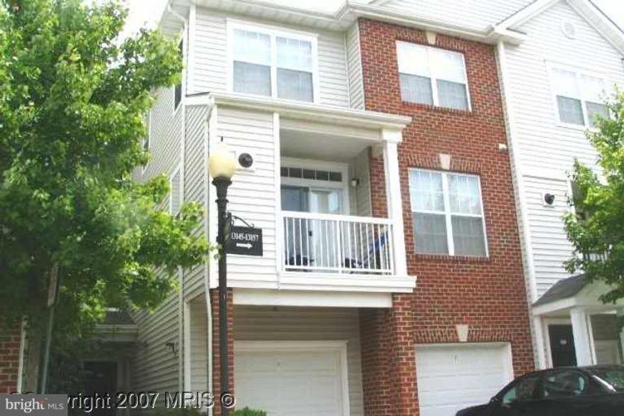 This is a spotless and beautifully cared-for property. You will not be embarrassed to show this one! Granite counters, cherry cabinets, end unit with two master suites.  Please bring your pickiest clients. Immaculate and vacant. A small dog/ cat on a case-by-case basis is okay.