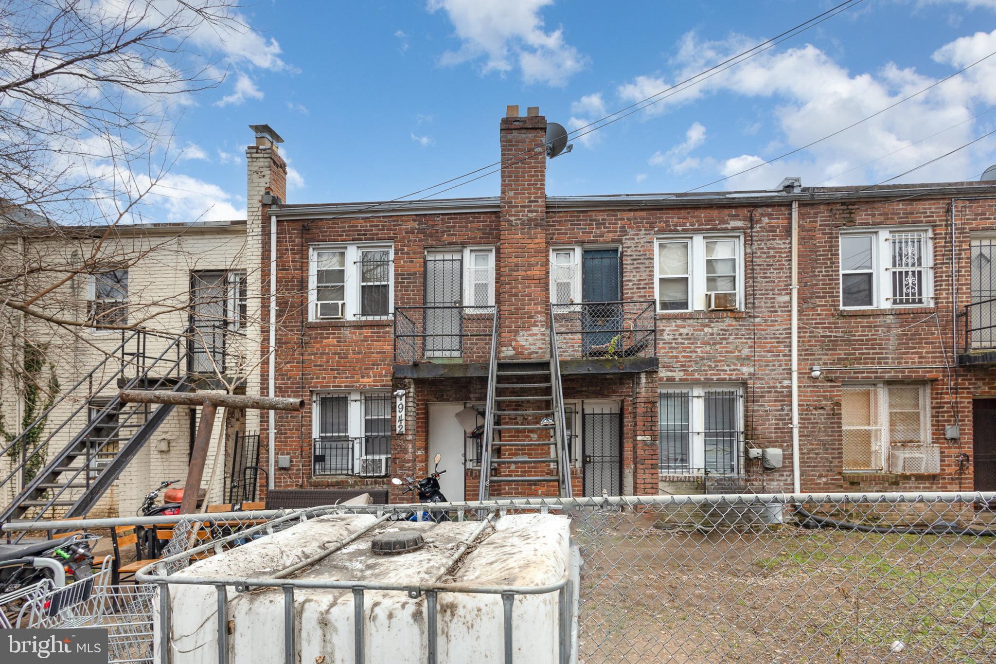 1942 I STREET NE