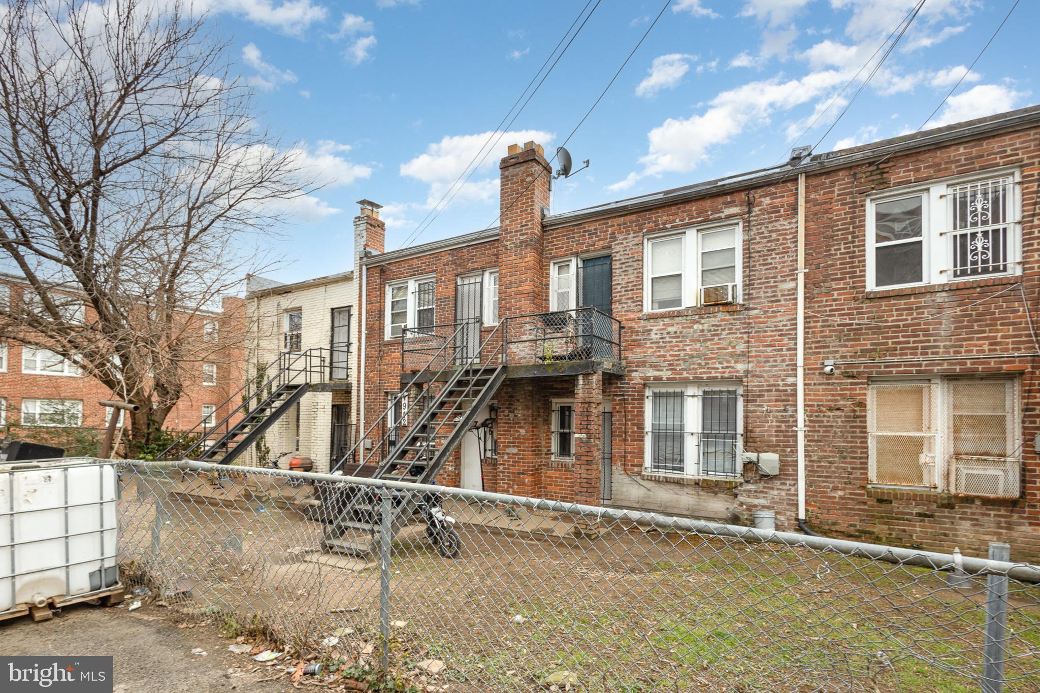 1942 I STREET NE