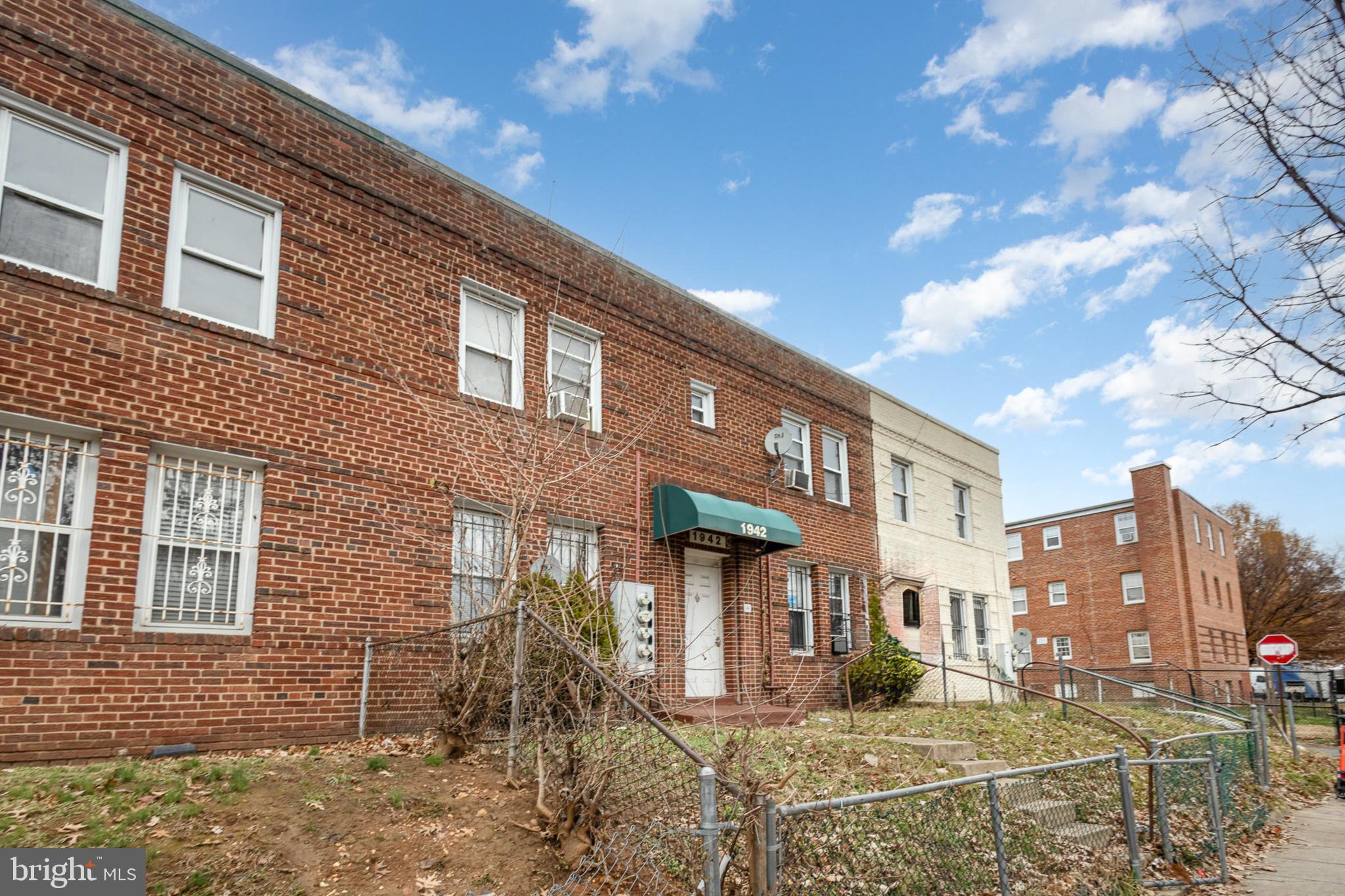 1942 I STREET NE