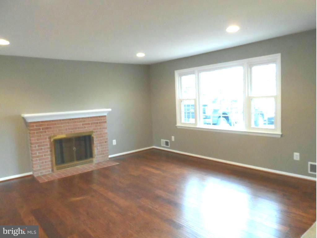 COUNTRY CLUB MANOR - Residential