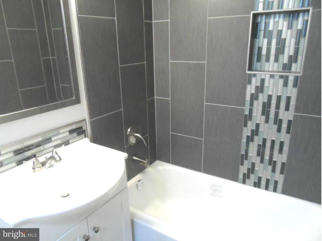 COUNTRY CLUB MANOR - Residential