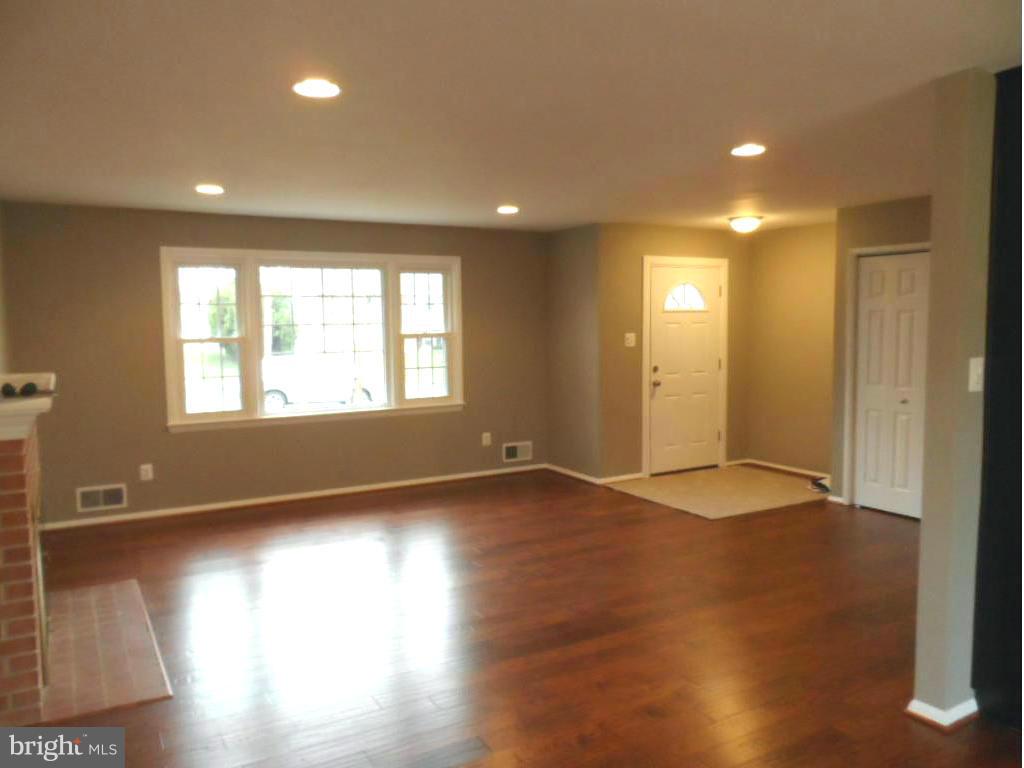 COUNTRY CLUB MANOR - Residential