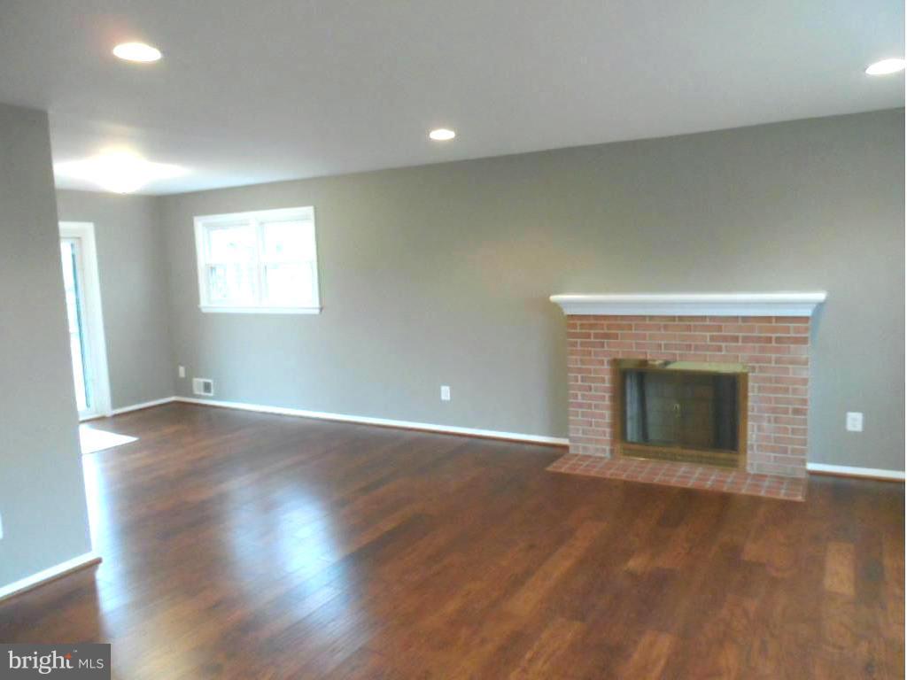 COUNTRY CLUB MANOR - Residential