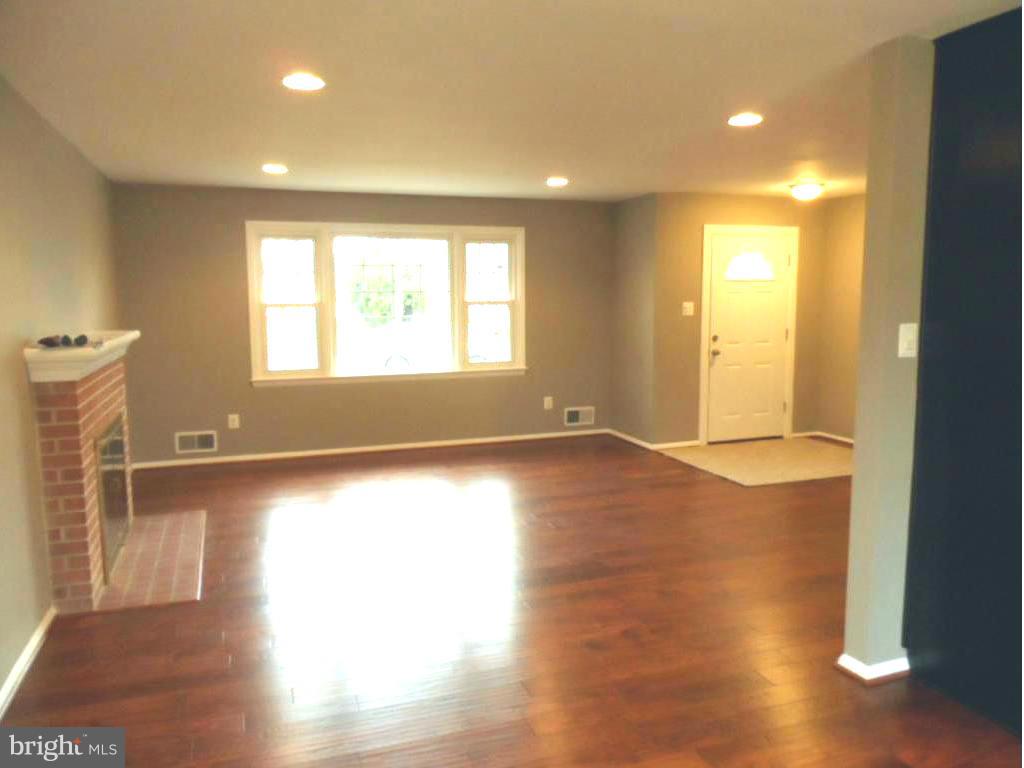 COUNTRY CLUB MANOR - Residential