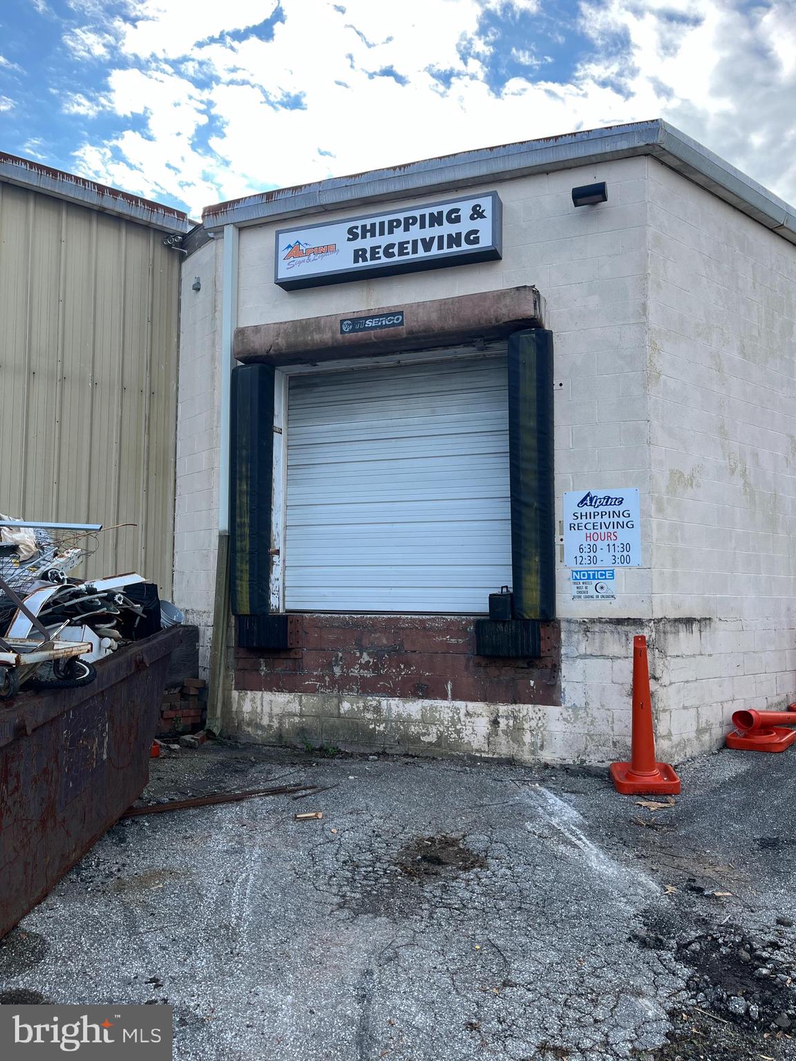 Main image without alt text