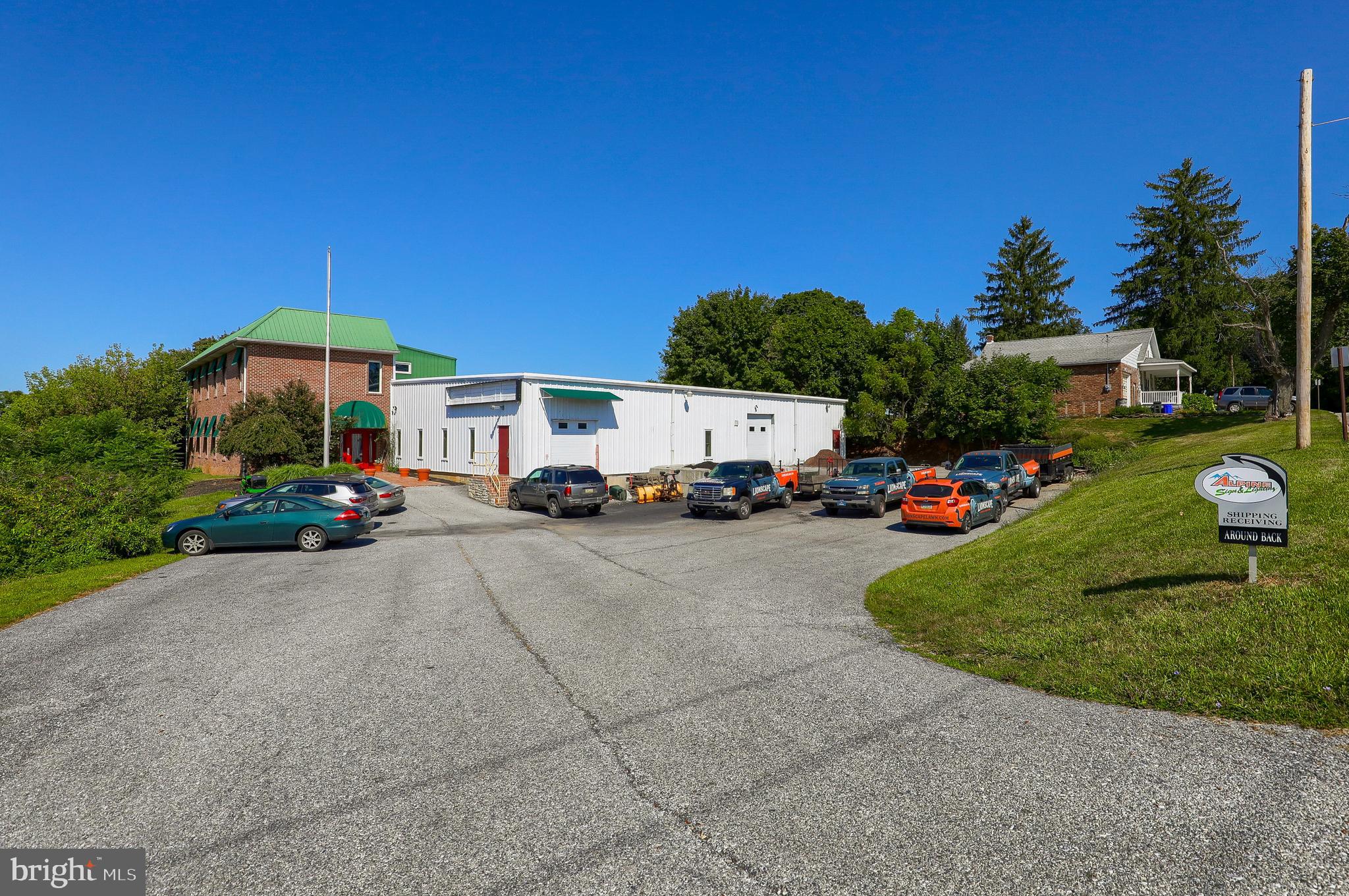 Main image without alt text