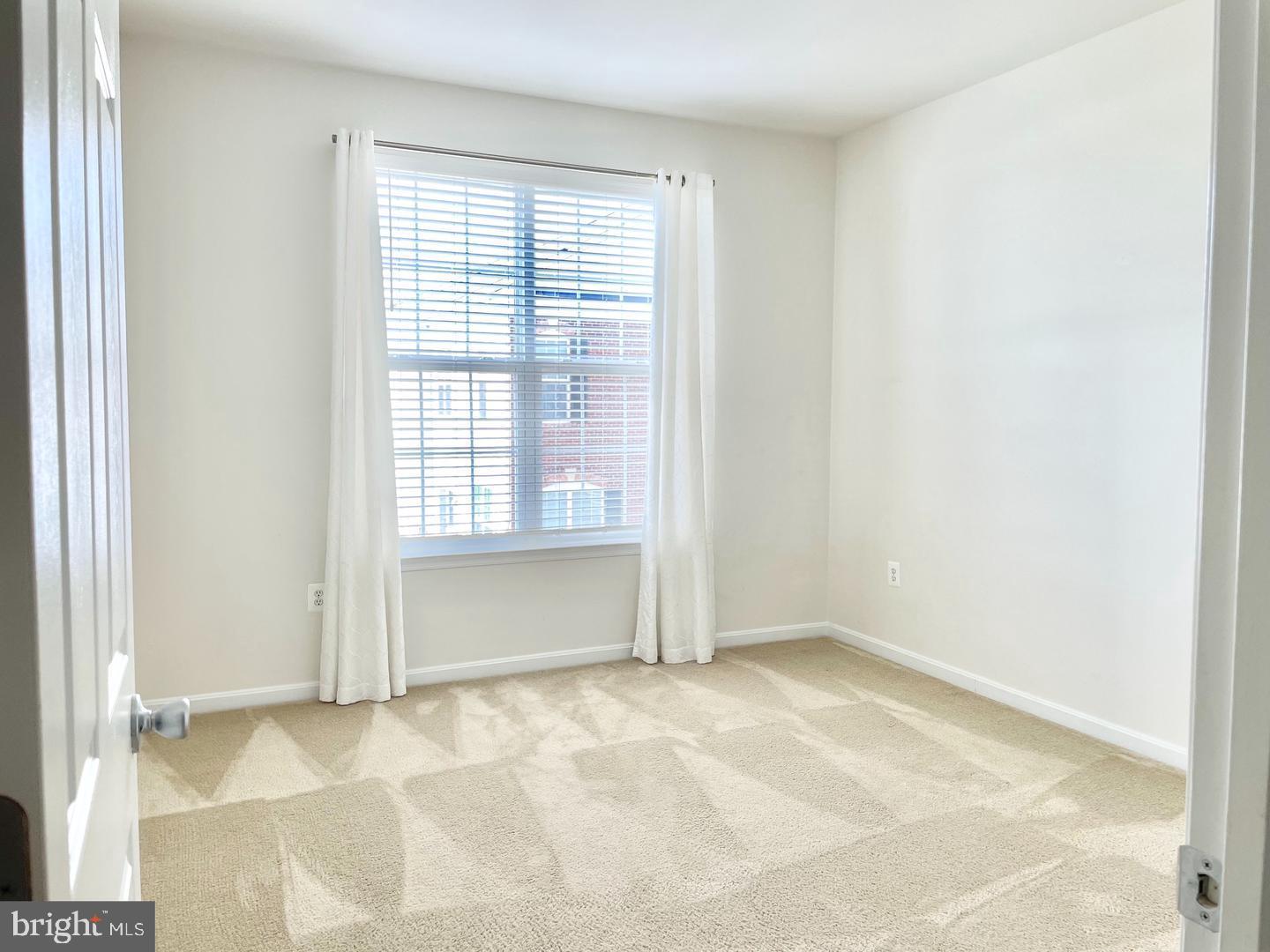 RESIDENCES AT DULLES PRK - Residential Lease