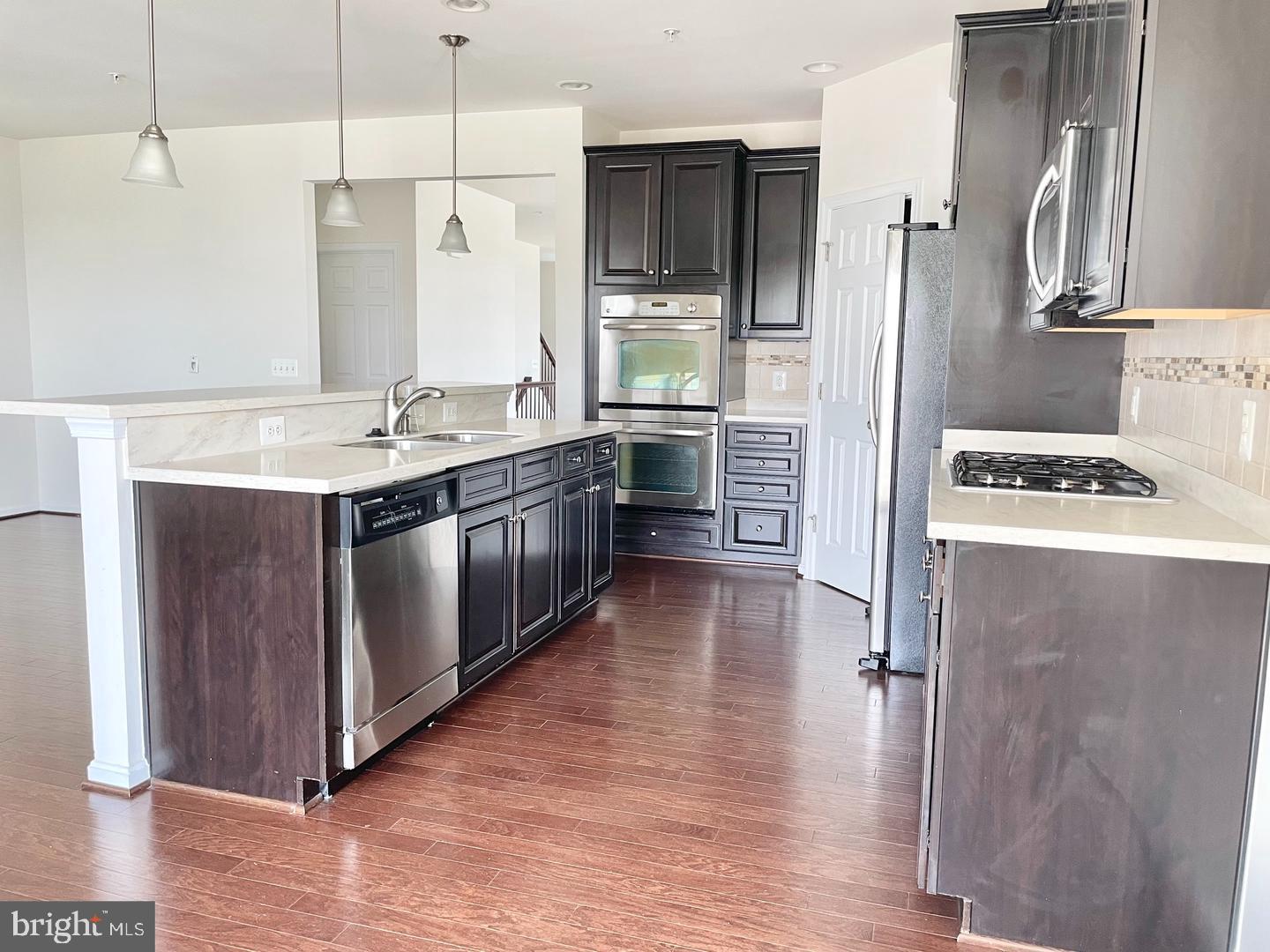 RESIDENCES AT DULLES PRK - Residential Lease