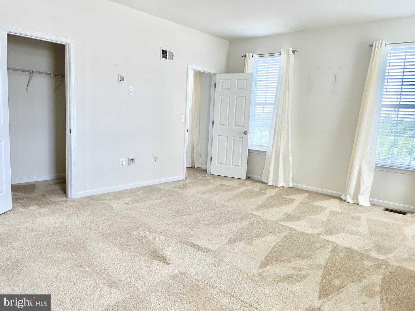 RESIDENCES AT DULLES PRK - Residential Lease