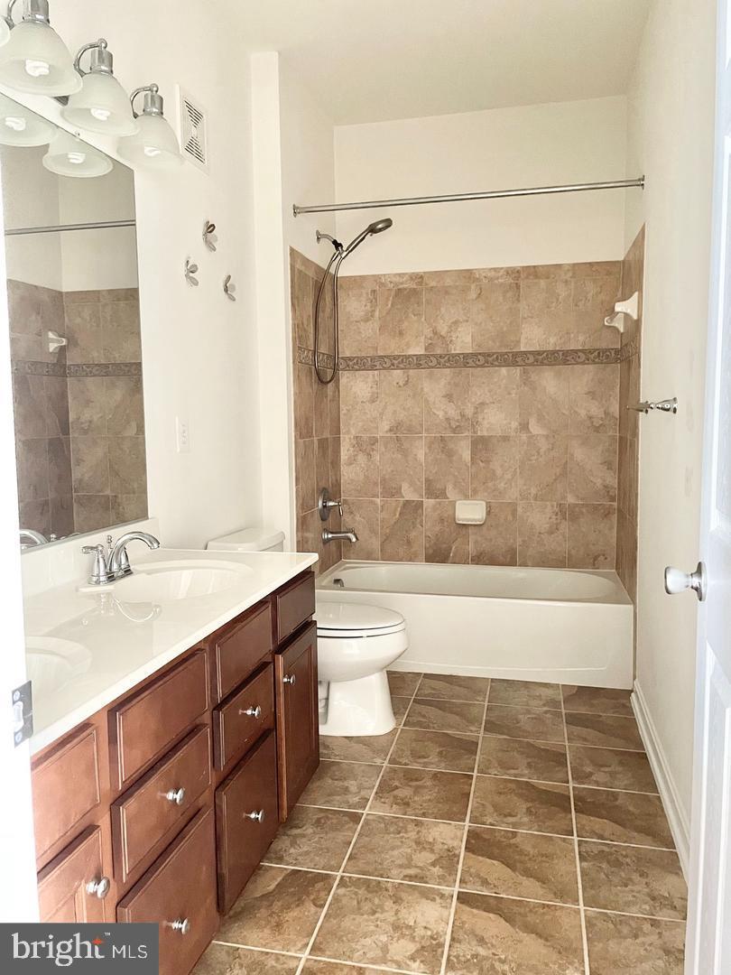 RESIDENCES AT DULLES PRK - Residential Lease