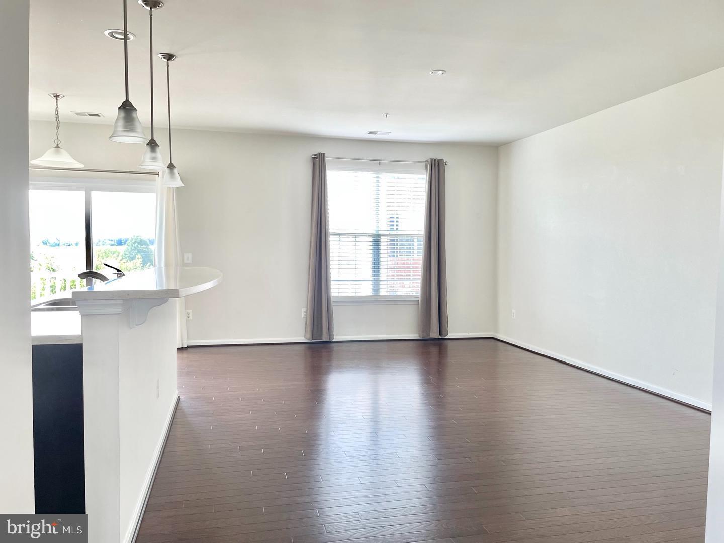 RESIDENCES AT DULLES PRK - Residential Lease