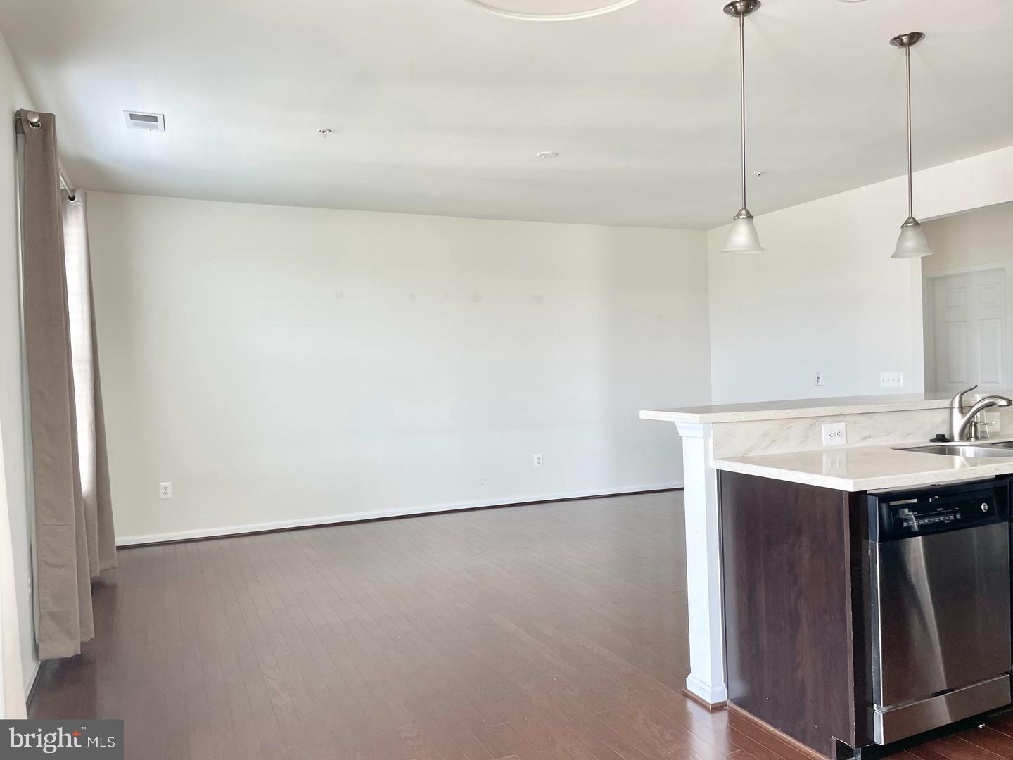 RESIDENCES AT DULLES PRK - Residential Lease