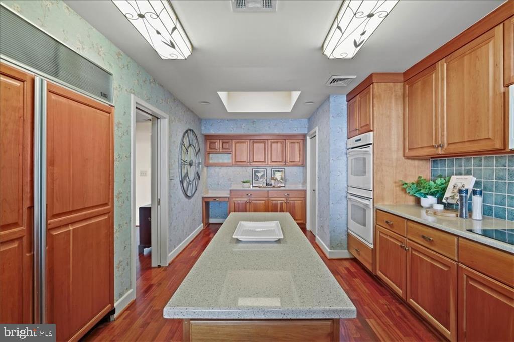 215 BROOKE AVENUE 1004