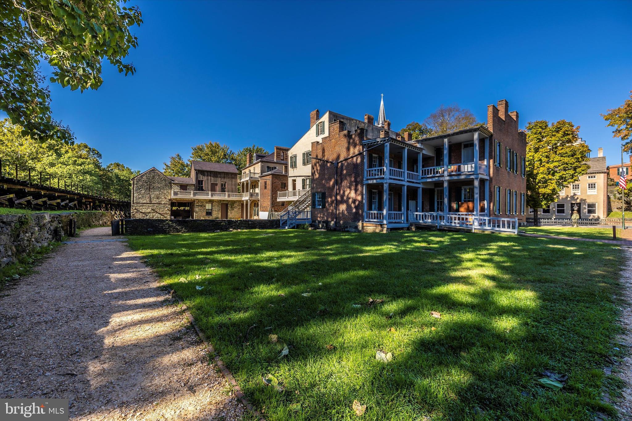 GALYN MANOR - Residential