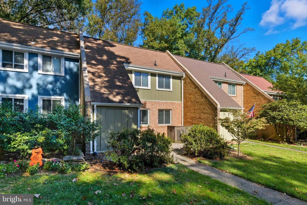 Photo of 1403 Greenmont Court, RESTON, VA 20190 (MLS # VAFX2274230)