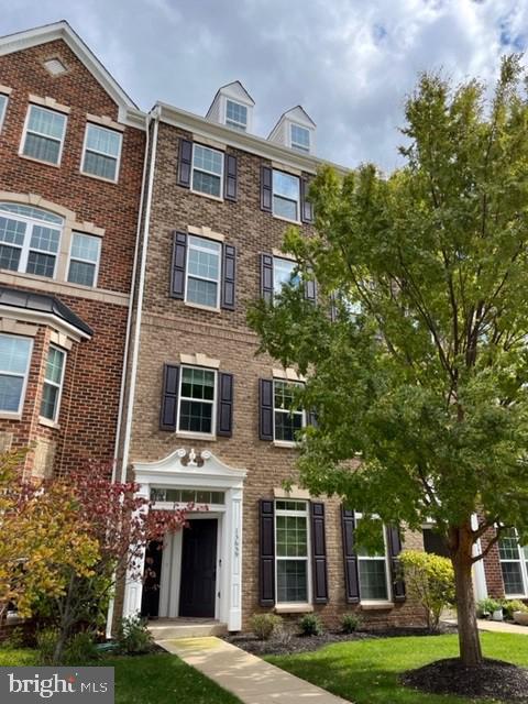 DISCOVERY SQUARE - Residential Lease