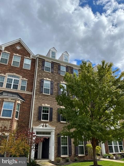 DISCOVERY SQUARE - Residential Lease