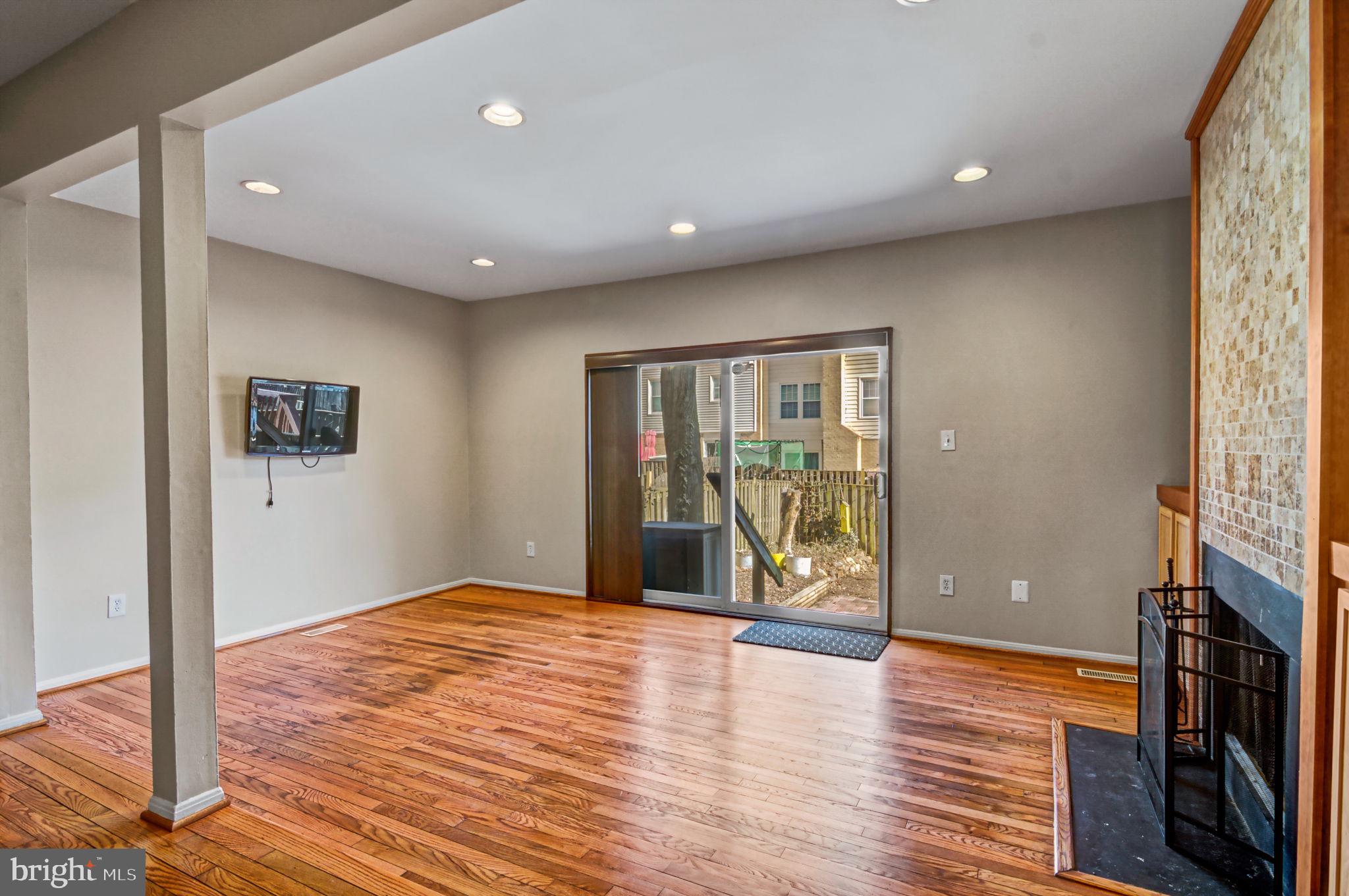 LAKEPOINTE - Residential