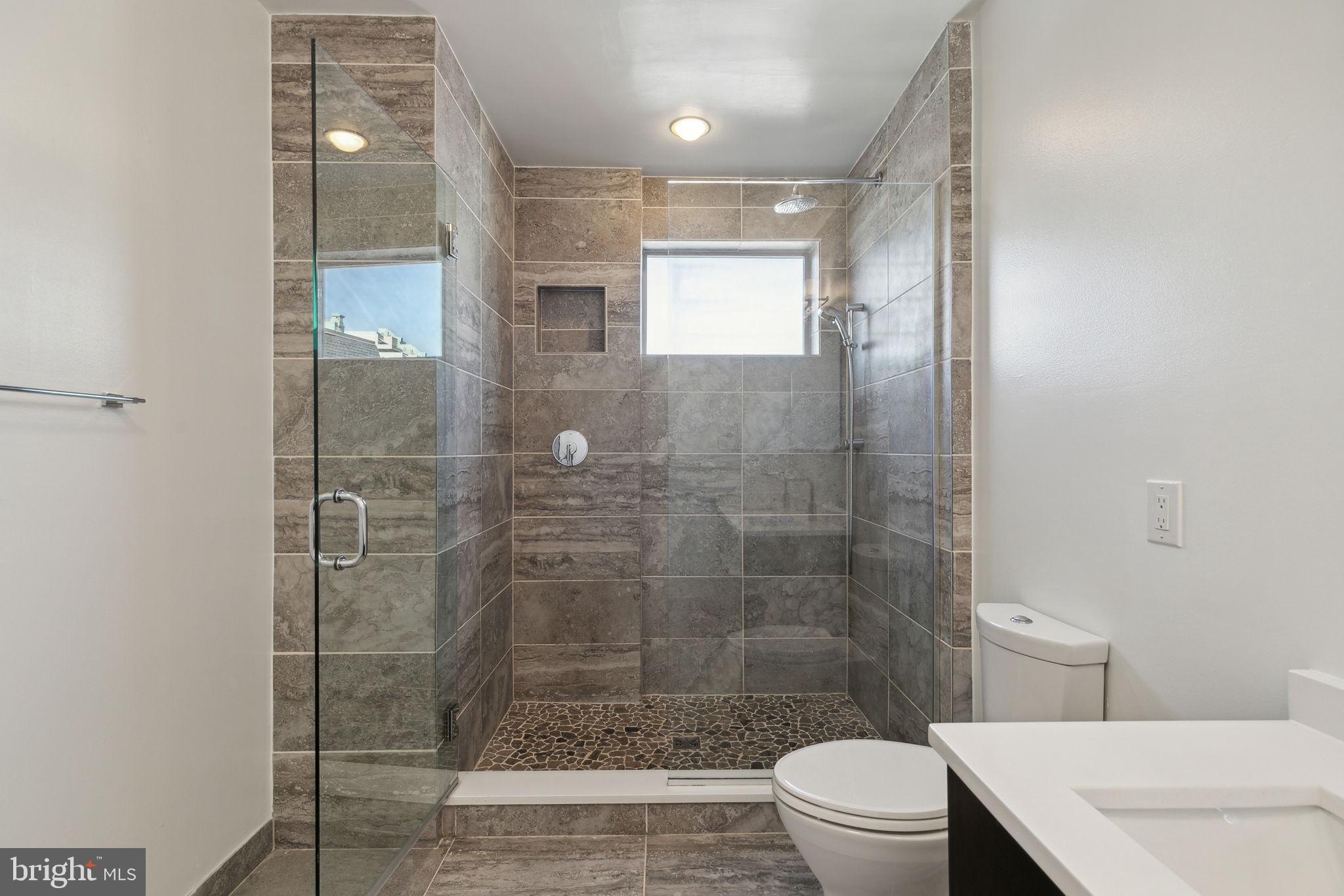 QUEEN VILLAGE - Residential