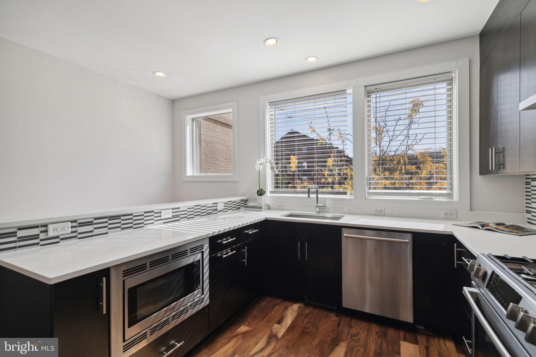 QUEEN VILLAGE - Residential