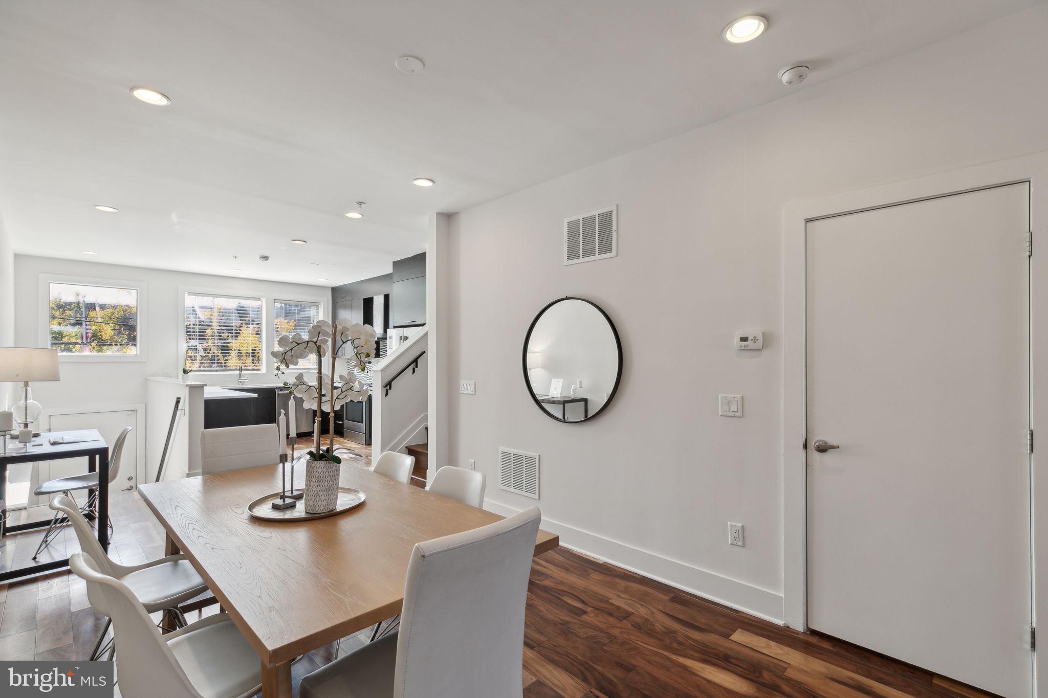 QUEEN VILLAGE - Residential