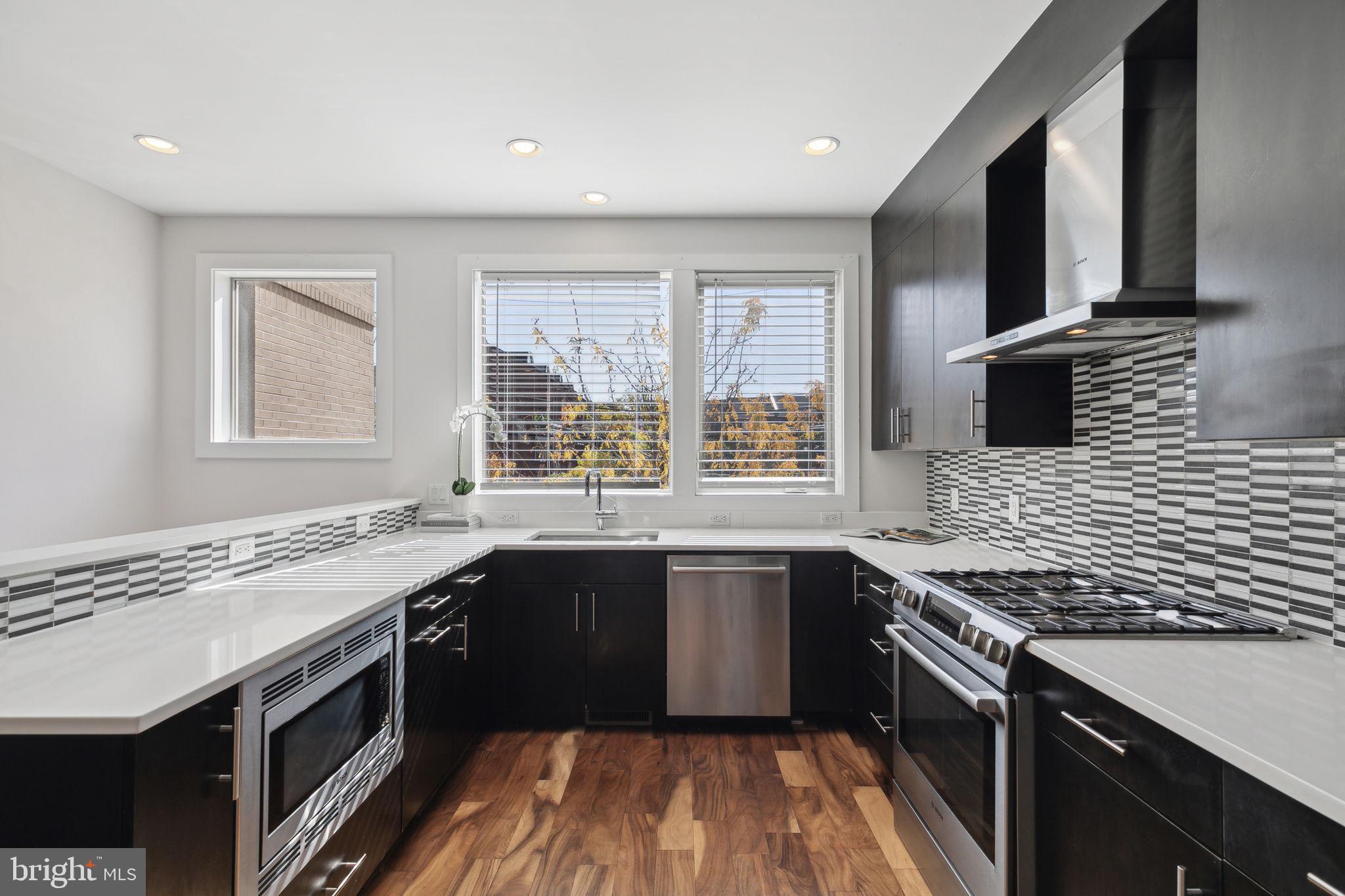 QUEEN VILLAGE - Residential