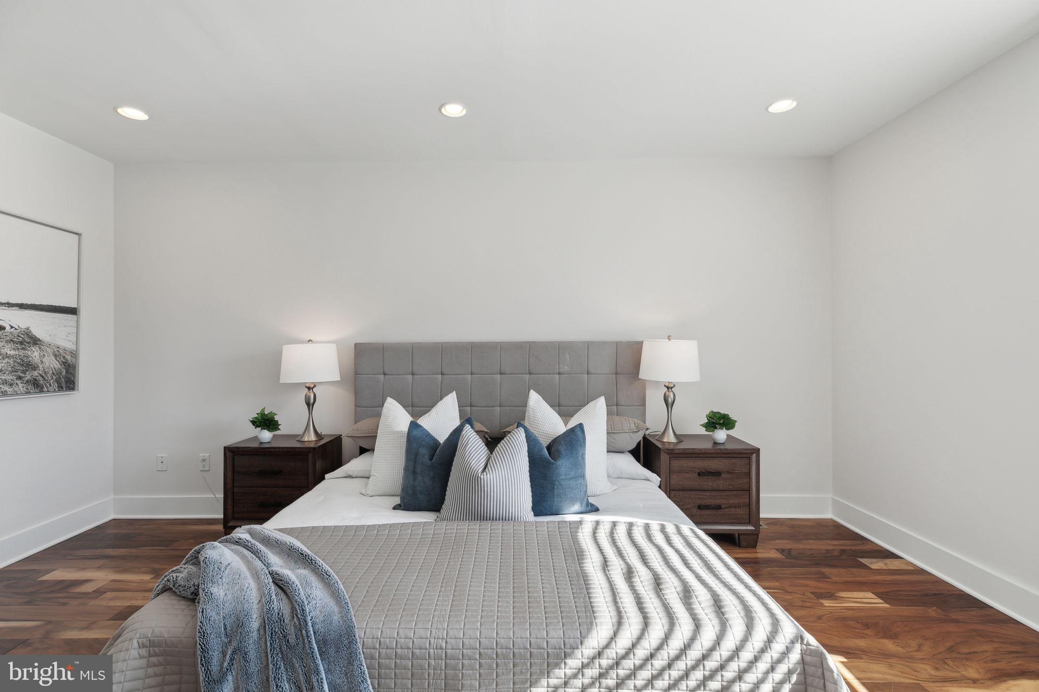 QUEEN VILLAGE - Residential