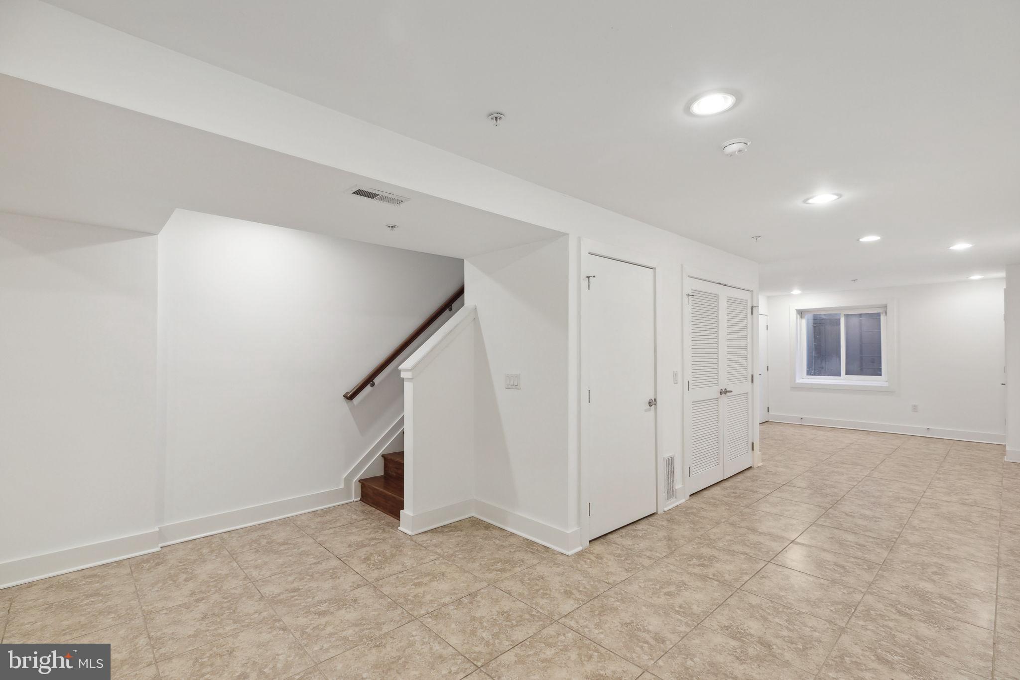 QUEEN VILLAGE - Residential