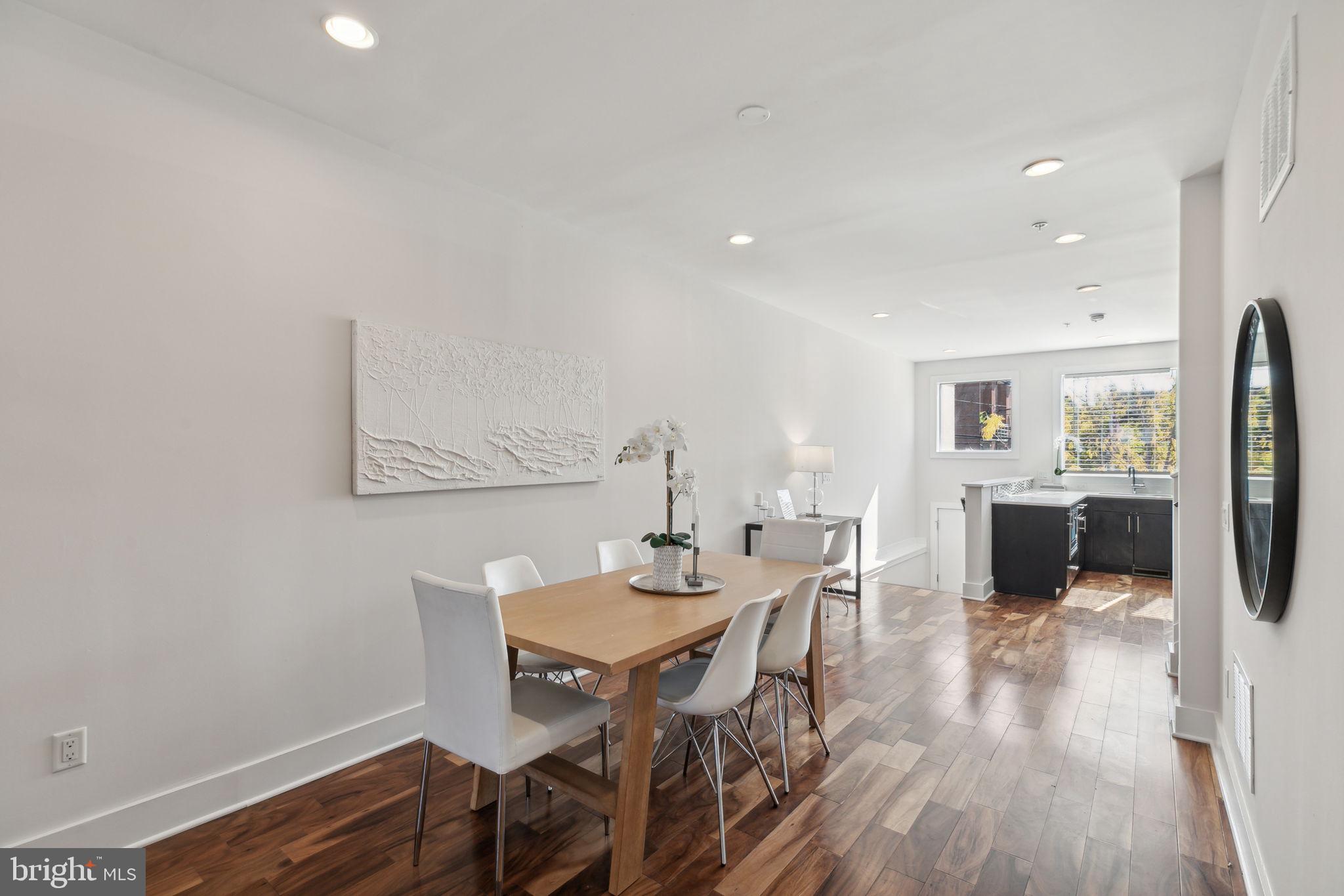 QUEEN VILLAGE - Residential