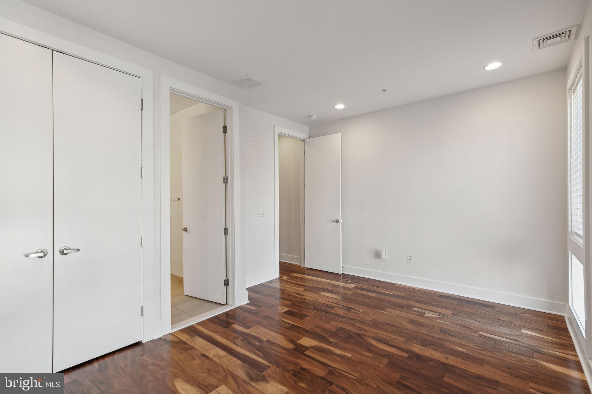 QUEEN VILLAGE - Residential