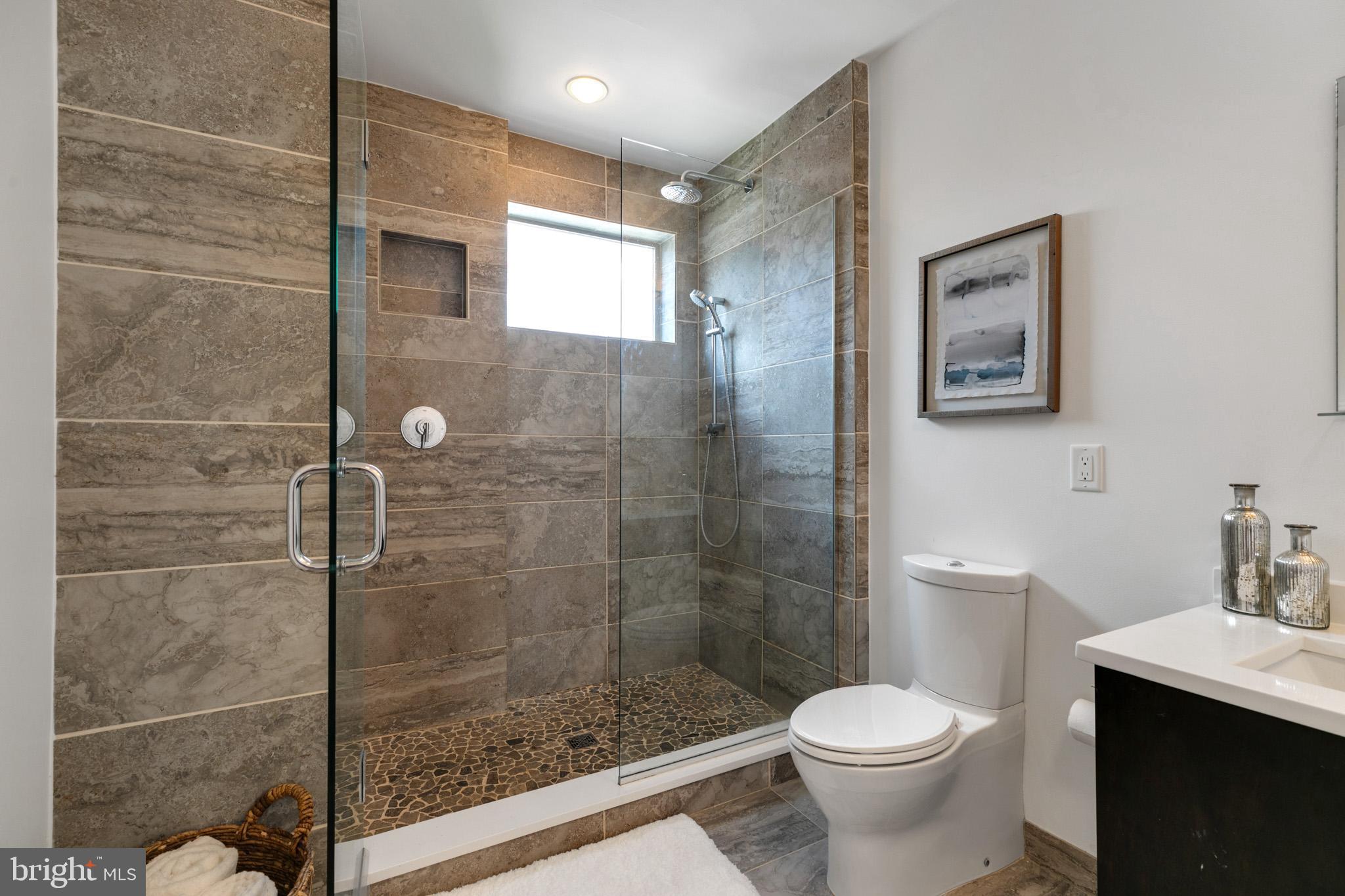 QUEEN VILLAGE - Residential