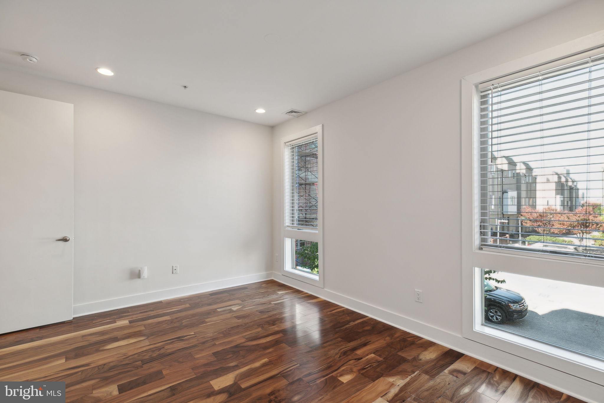 QUEEN VILLAGE - Residential