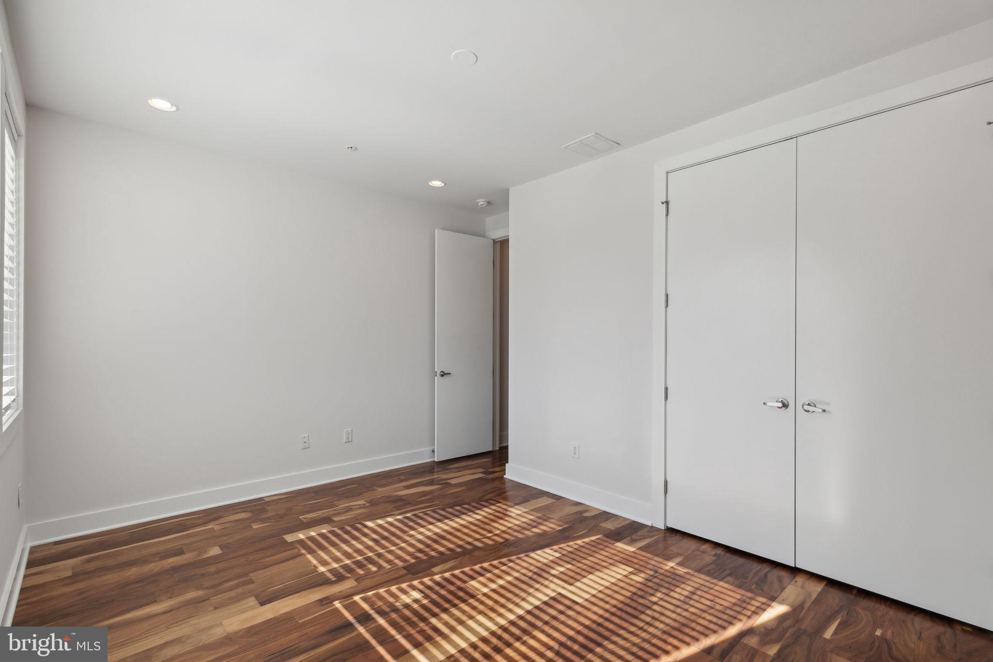 QUEEN VILLAGE - Residential