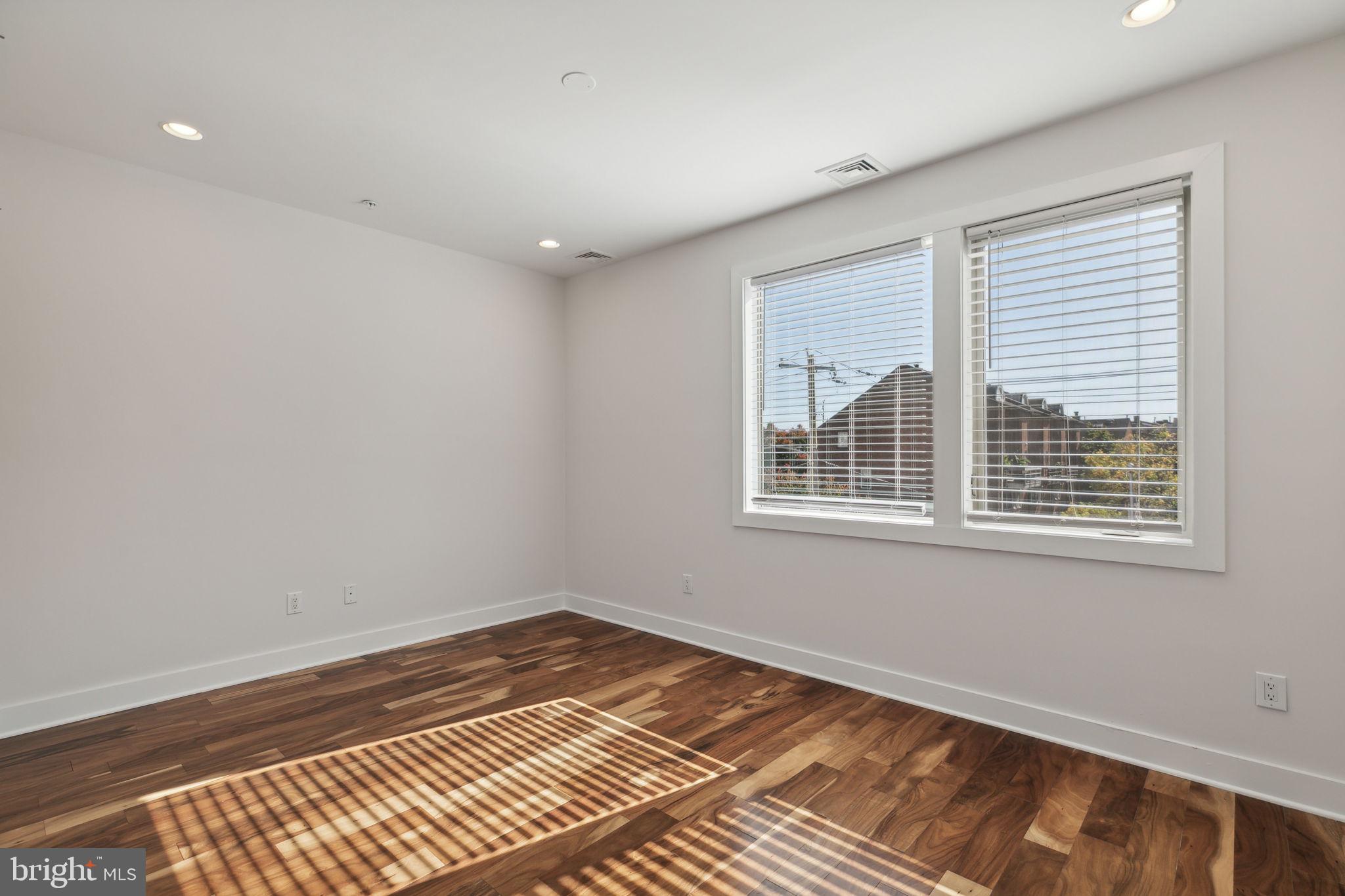 QUEEN VILLAGE - Residential