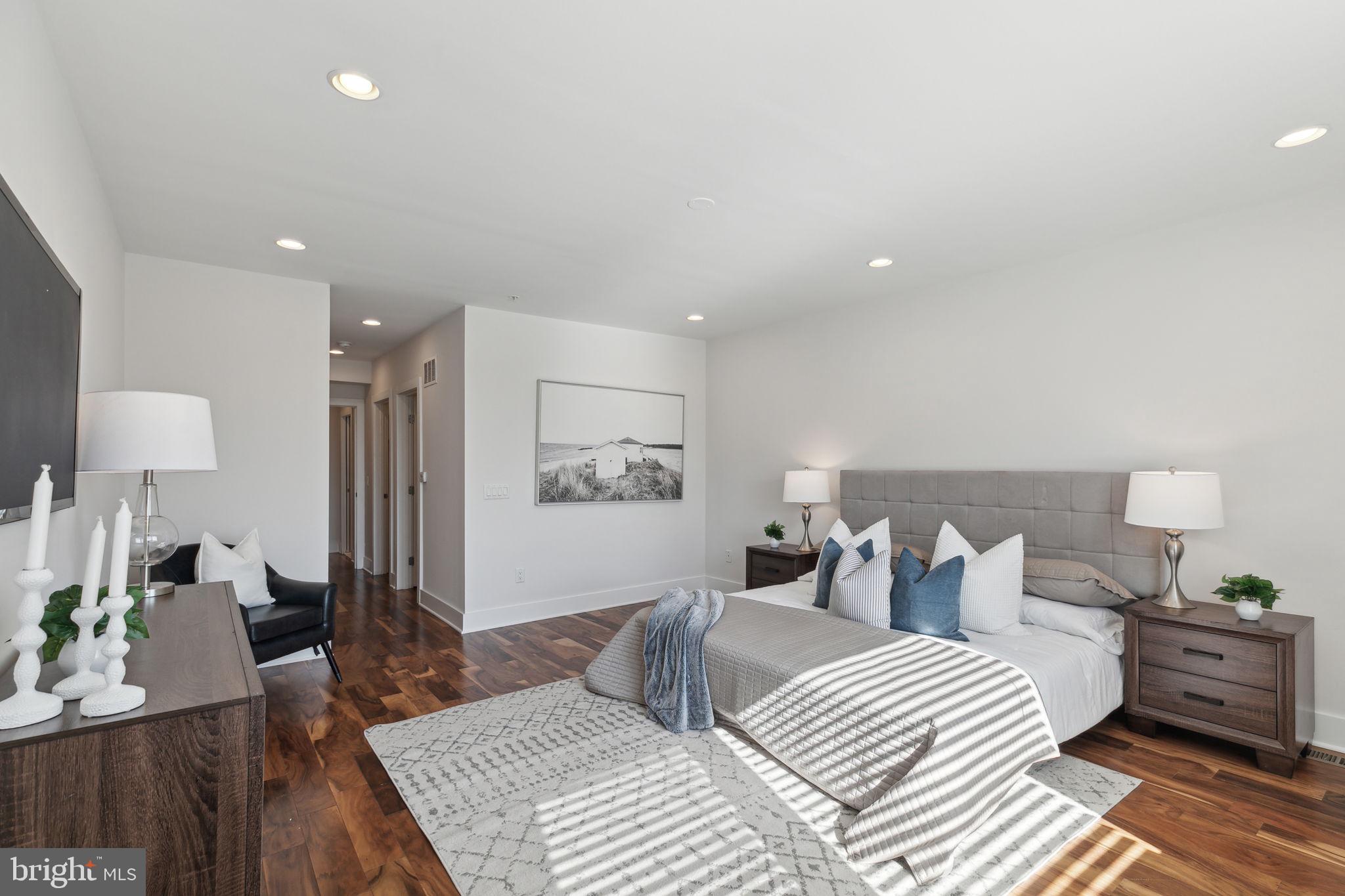 QUEEN VILLAGE - Residential