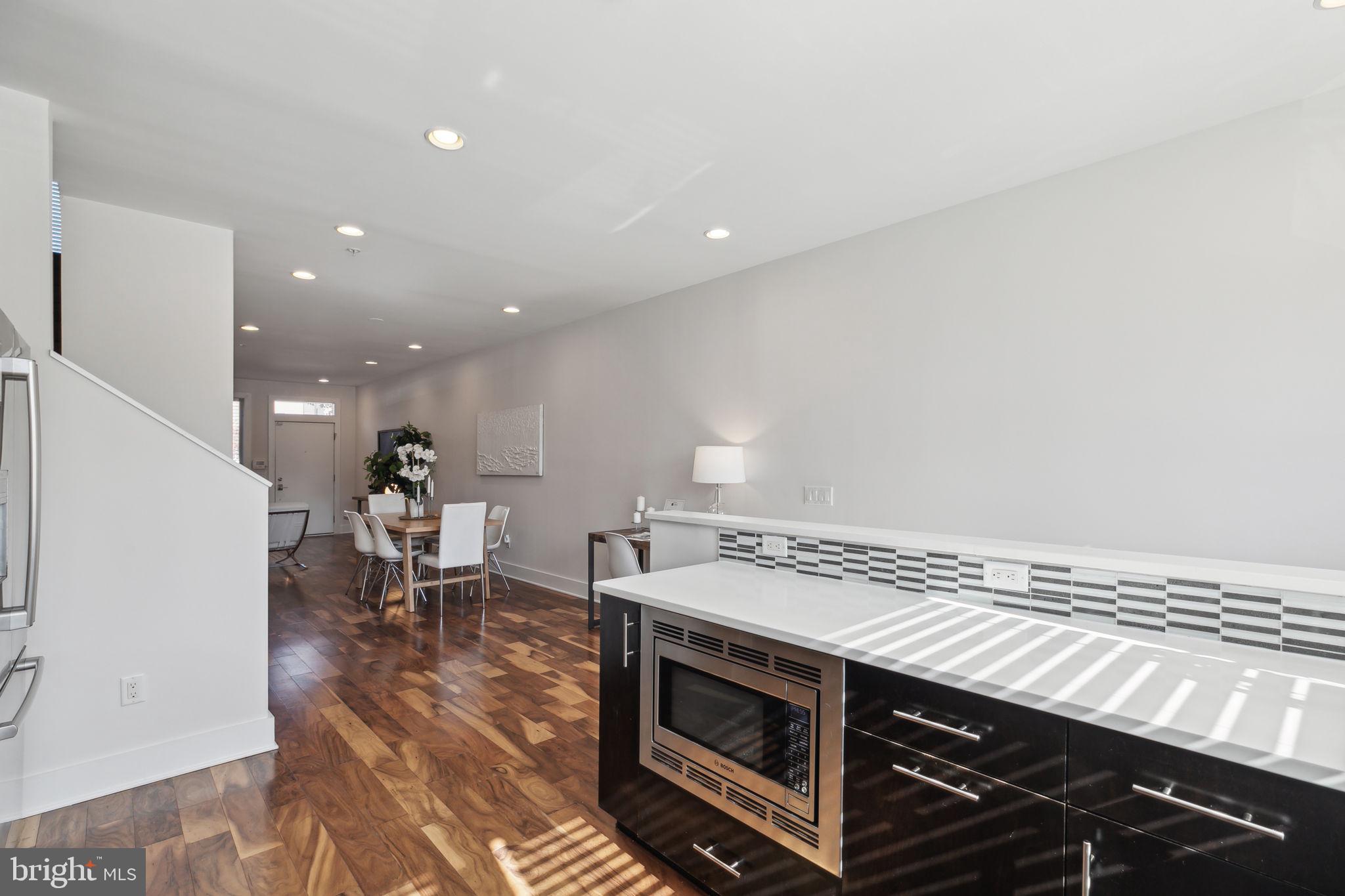 QUEEN VILLAGE - Residential