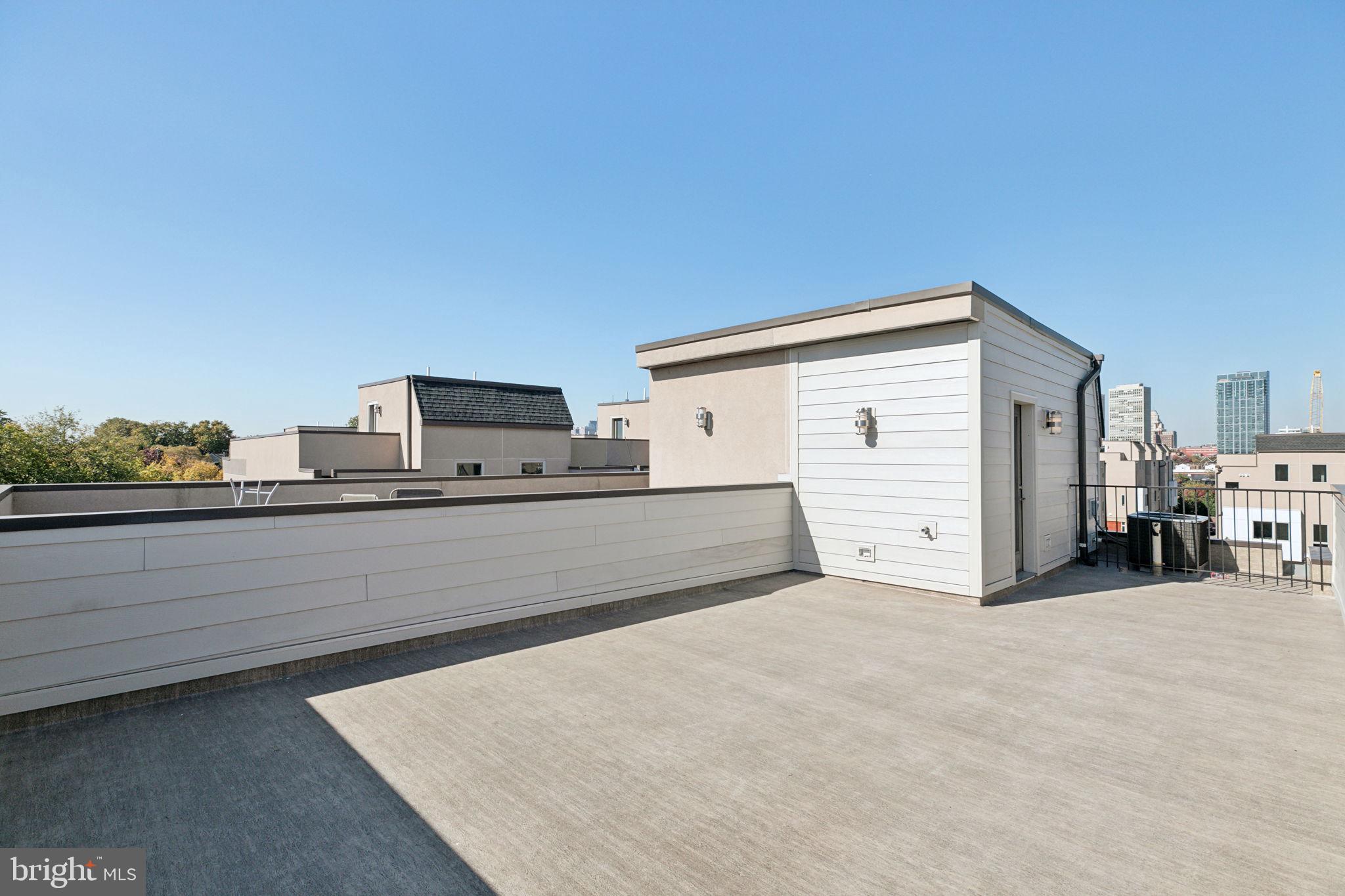 QUEEN VILLAGE - Residential