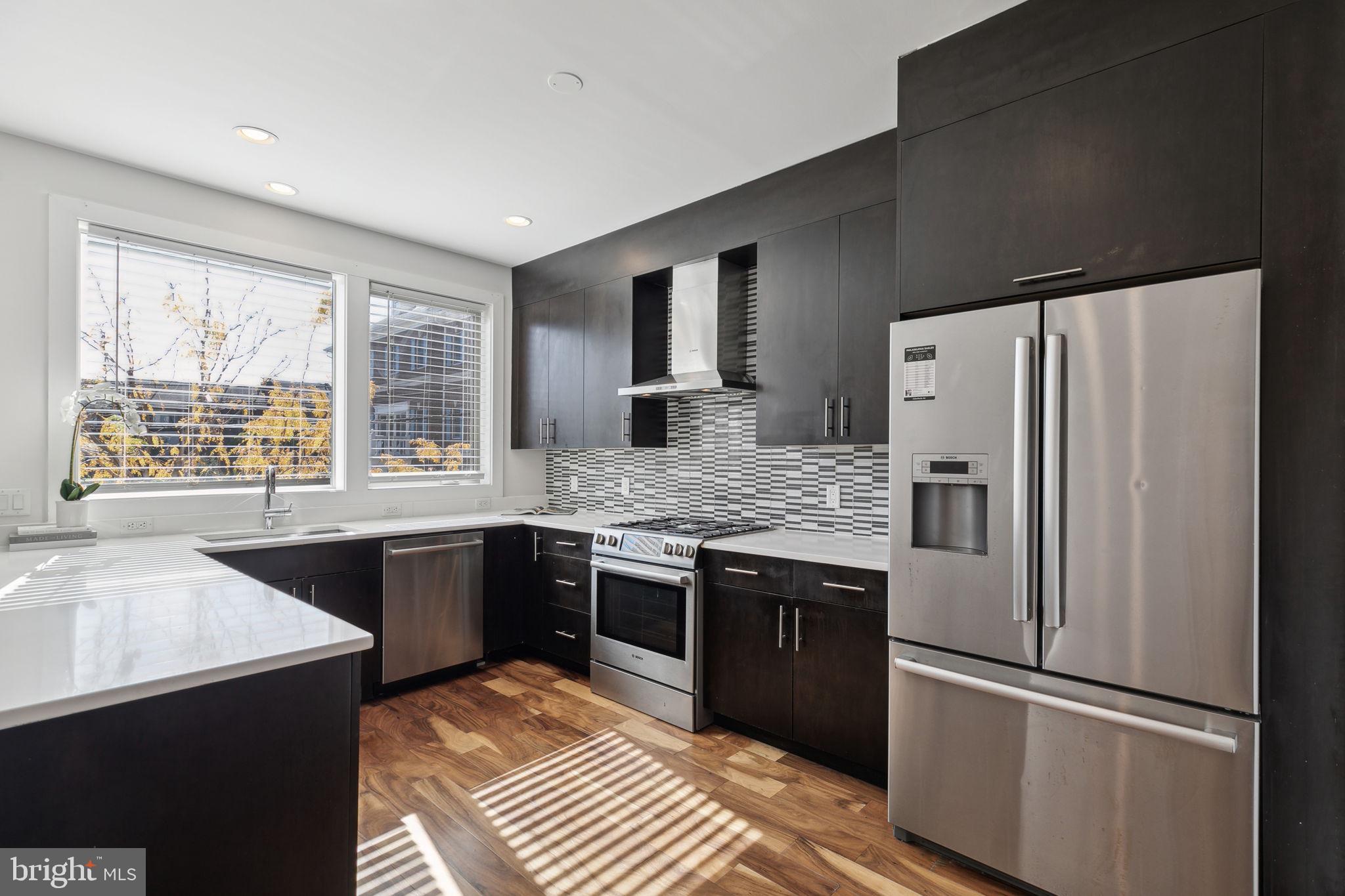 QUEEN VILLAGE - Residential