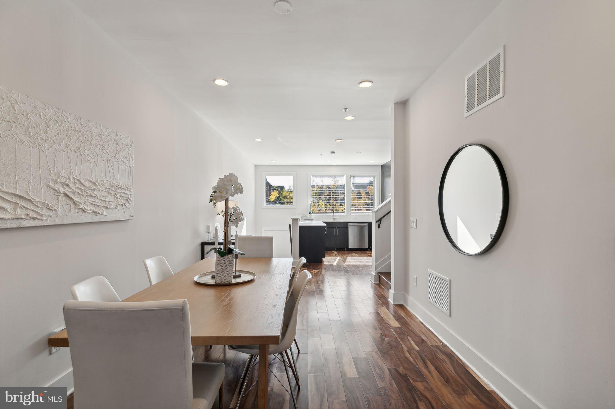 QUEEN VILLAGE - Residential